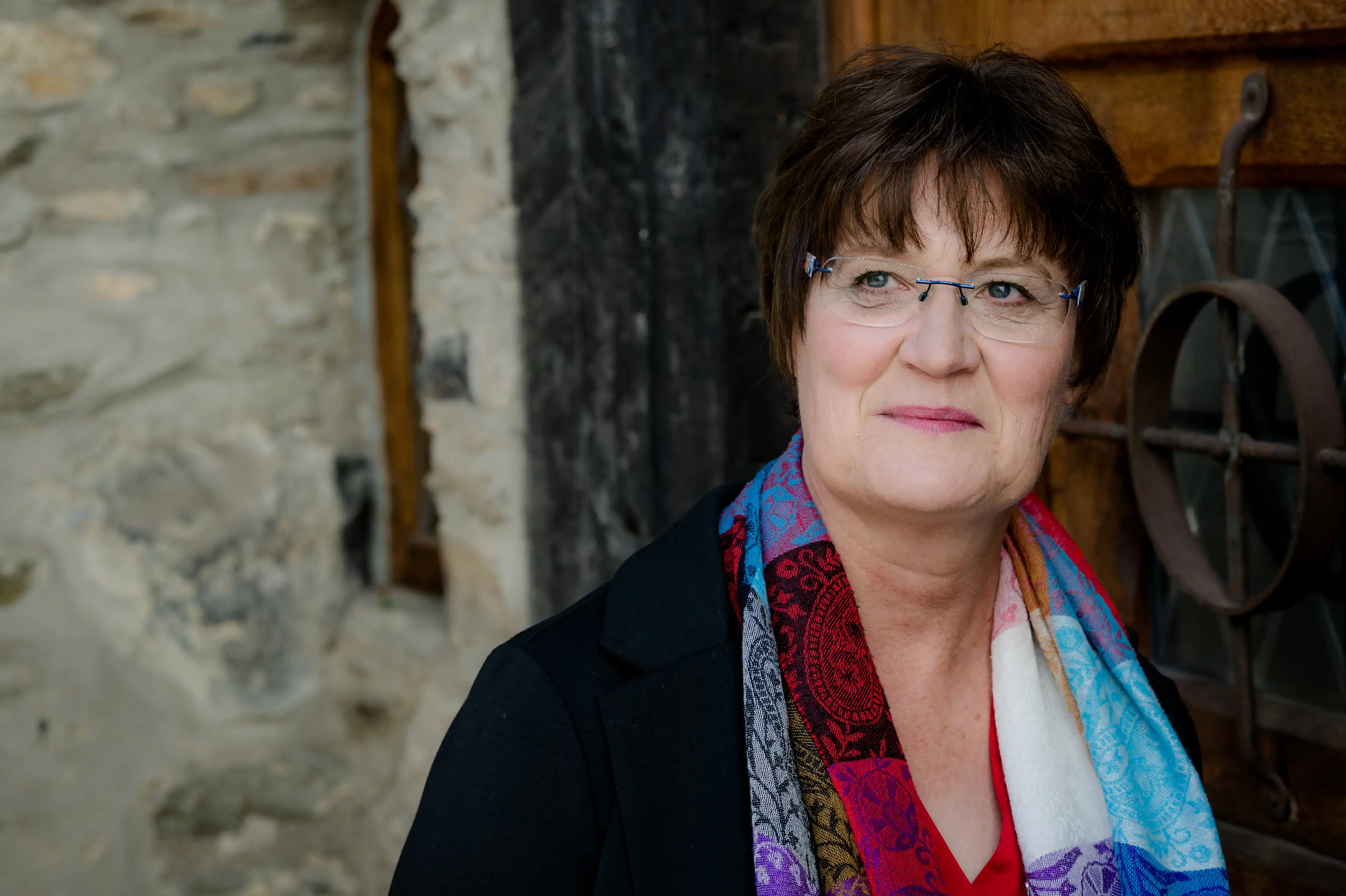 Gerlinde Reichardt arbeitet als Trauerrednerin in Weissenburg, Mittelfranken und Bayern und blickt in die Ferne