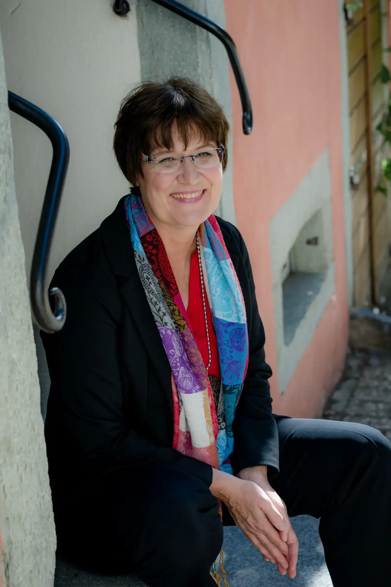 Gerlinde Reichardt Trauerrednerin, Trauersängerin und Trauerbegleiterin in Weissenburg, Mittelfranken und Bayern blickt lachend in die Kamera