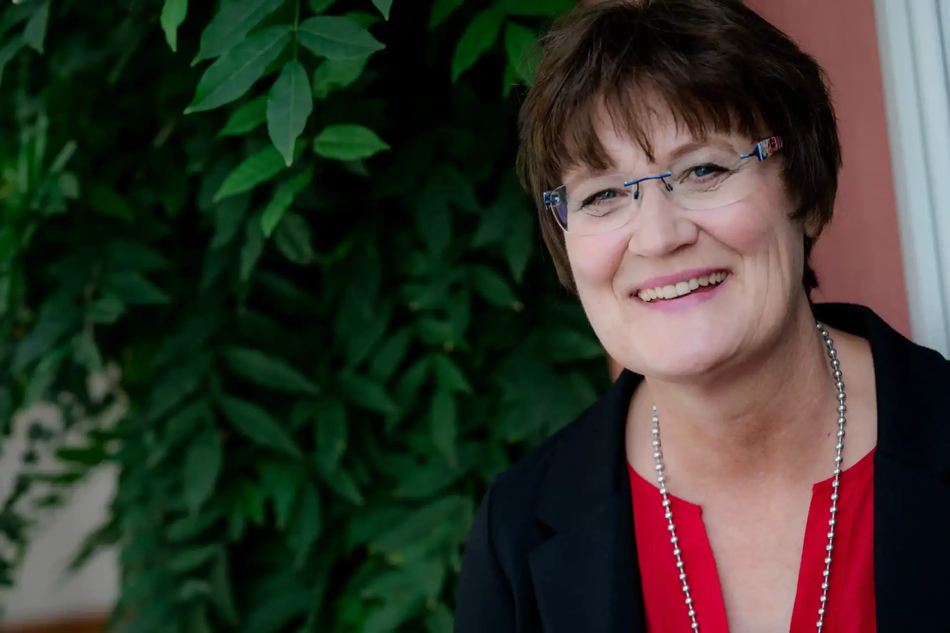 Gerlinde Reichardt - tätig als Trauerrednerin, Trauersaengerin und Trauerbegleiterin in Weissenburg, Mittelfranken und Bayern blickt lachend in die Kamera