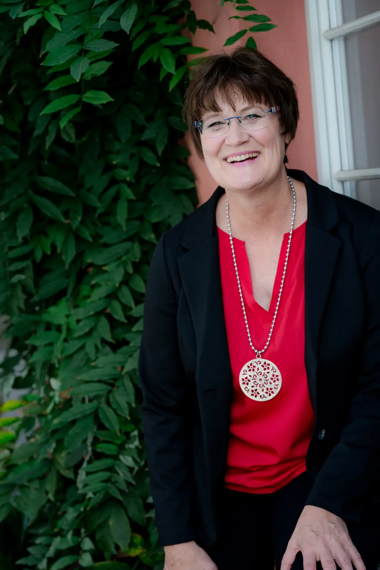 Gerlinde Reichardt - tätig als Trauerrednerin, Trauersaengerin und Trauerbegleiterin in Weissenburg, Mittelfranken und Bayern blickt lachend in die Kamera