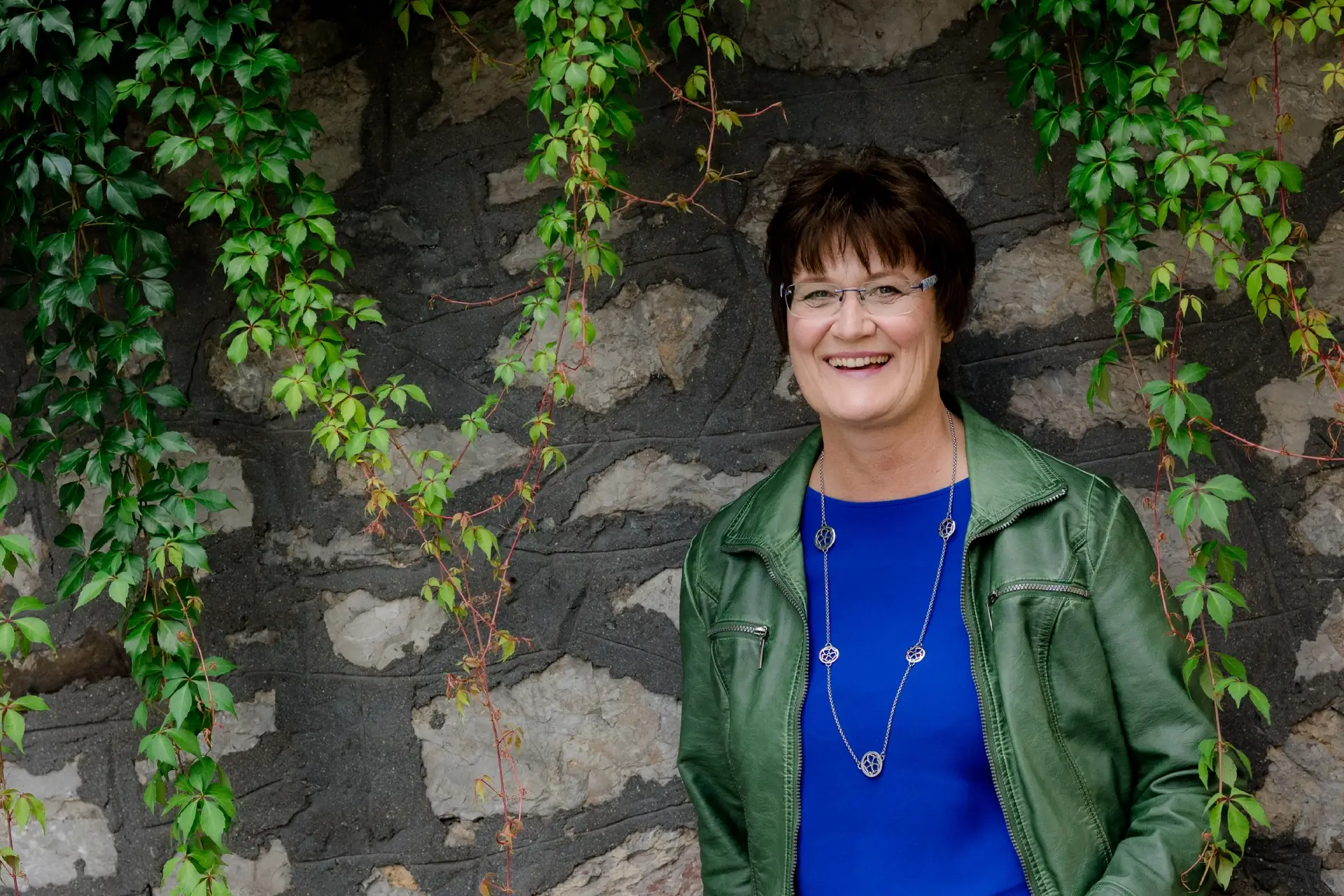 Gerlinde Reichardt blickt lachend in die Kamera und berichtet von Ihren Veröffentlichungen in Weissenburg, Mittelfranken und Bayern blickt lachend in die Kamera